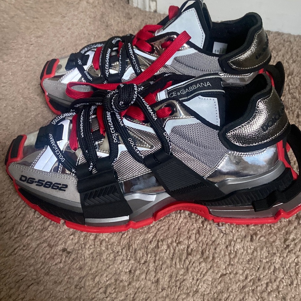 Brand new ,never worn, I need a smaller size, runs big, more like 8.5 or 9